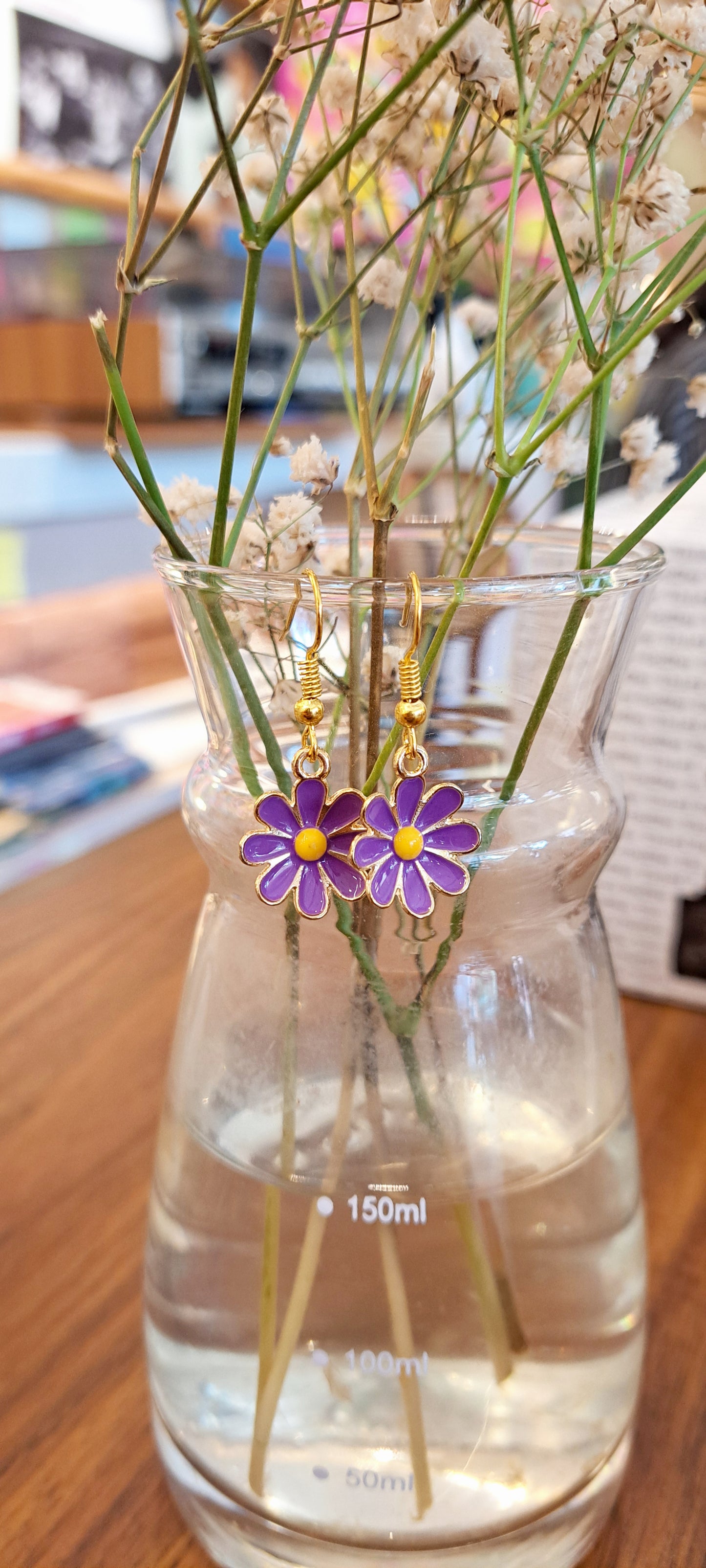 Curved daisy earrings